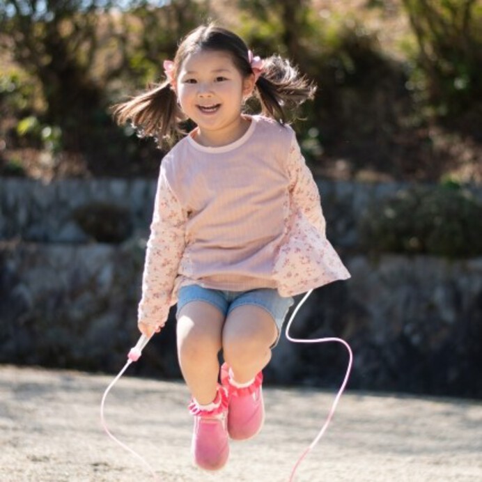 子供の縄跳びの長さはどのぐらいが正解？目安や調整方法をスポーツコーチが解説！	